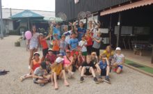 Gruppenfoto aller teilnehmenden Kindern vor dem Clubheim