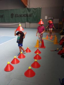 Kids machen Koordinationstraining in der Tennishalle
