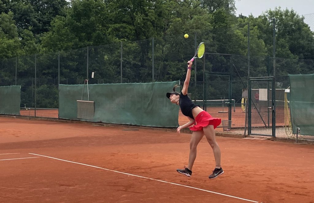 Aufschlag Johanna Landesliga Damen
